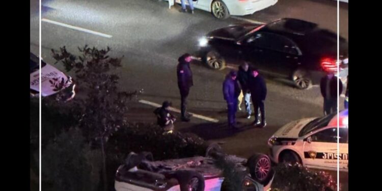 ავტოსაგზაო შემთხვევის შედეგად ავტომობილი ამოყირავდა