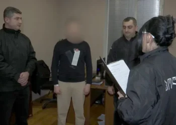 დაპირისპირების დროს ერთმა ცივი იარაღით ჭრილობები მიაყენა 2 პირს, ერთ-ერთმა კი 2 ადამიანს ავტომანქანა განზრახ დააჯახა, რის შედეგადაც ერთი გარდაიცვალა – დააკავეს 2 პირი