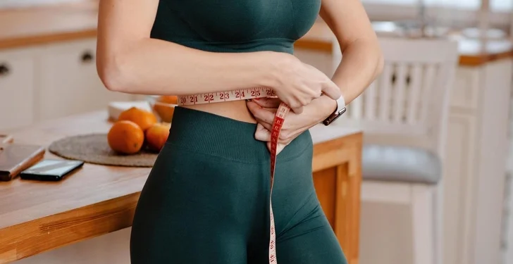 როგორ დავიკლოთ სწრაფად დღესასწაულების შემდეგ – დიეტოლოგების რეკომენდაციები