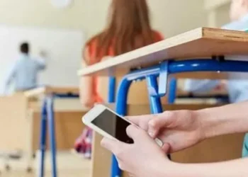 სკოლებში, გაკვეთილის მიმდინარეობისას, მობილური ტელეფონის გამოყენება არა მხოლოდ მოსწავლეებს, პედაგოგებსაც აეკრძალებათ