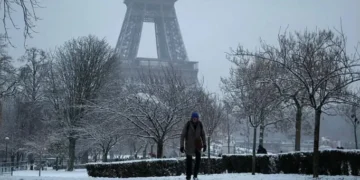 ძლიერი თოვის გამო პარიზსა და ამსტერდამში საჰაერო, სარკინიგზო და საგზაო მიმოსვლა შეფერხდა