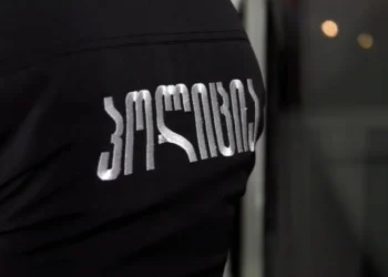 ტყიბულის ერთ-ერთ რესტორანში, რუსული სიმღერის გამო მომხდარი ჯგუფური ძალადობისთვის ბრალდებულ პოლიციელს, თავდაცვის სამინისტროს თანამშრომლებსა და კიდევ ორი პირს 4 000-ლარიანი გირაო შეეფარდა