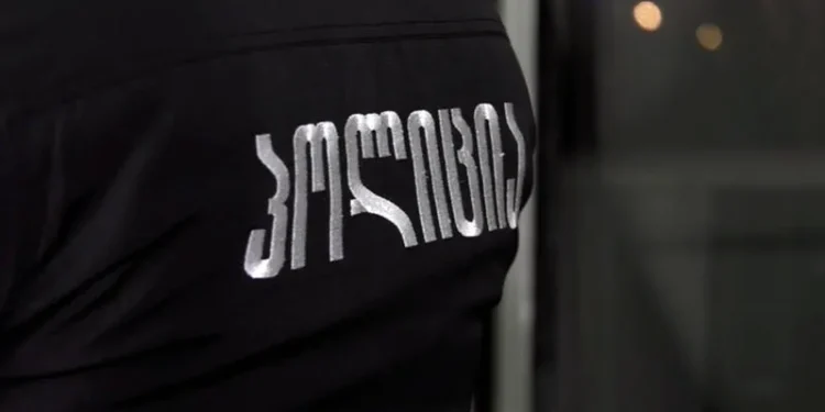 ტყიბულის ერთ-ერთ რესტორანში, რუსული სიმღერის გამო მომხდარი ჯგუფური ძალადობისთვის ბრალდებულ პოლიციელს, თავდაცვის სამინისტროს თანამშრომლებსა და კიდევ ორი პირს 4 000-ლარიანი გირაო შეეფარდა