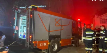 თბილისში ავტომობილების სახელოსნო იწვის (+ვიდეო)