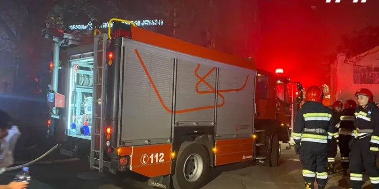 თბილისში ავტომობილების სახელოსნო იწვის (+ვიდეო)