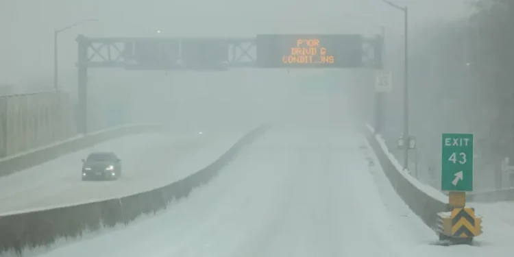 ასობით ათასი აბონენტი ელექტროენერგიის გარეშე დარჩა და ათასობით ავიარეისი გადაიდო – ზამთრის შტორმი აშშ-ში