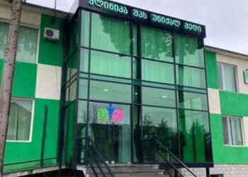 ქუთაისში თანამშრომლები კლინიკის დირექტორს ქალების შევიწროებაში ადანაშაულებენ