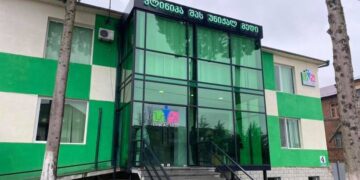 ქუთაისში თანამშრომლები კლინიკის დირექტორს ქალების შევიწროებაში ადანაშაულებენ