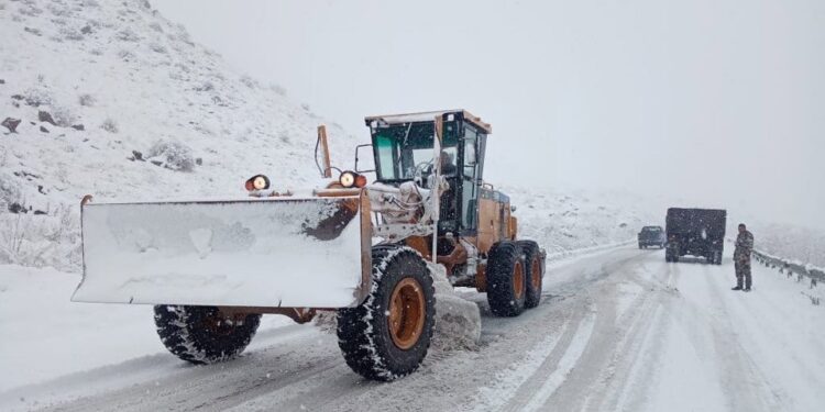 თოვის გამო, საავტომობილო გზების ზოგიერთ მონაკვეთზე, შეზღუდვები დაწესდა