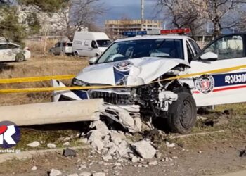 ვიდეო – შეჯახების შემდეგ დაცვის პოლიციის ავტომობილი განათების ბოძს შეეჯახა და მოგლიჯა