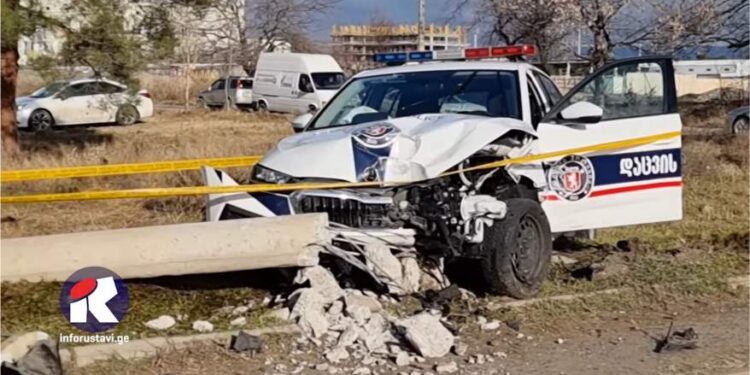 ვიდეო – შეჯახების შემდეგ დაცვის პოლიციის ავტომობილი განათების ბოძს შეეჯახა და მოგლიჯა