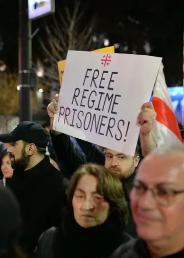 პარლამენტთან საპროტესტო აქცია მიმდინარეობს