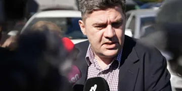 ეს ხელისუფლება არის დასამხობი, ყველა მოქალაქის ვალდებულებაა, დაამხოს რუსი ხელისუფლება, დასამალი არაფერია, ეს არის ჩემი მყარი პოზიცია – დასამხობი და გამოსაყრელია მათი ყველა ჩინოვნიკი კაბინეტიდან, წიხლებითაა გამოსატანი – ბაჩო ახალაია