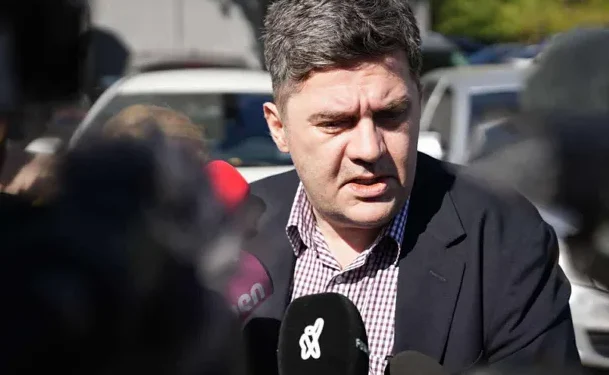 ეს ხელისუფლება არის დასამხობი, ყველა მოქალაქის ვალდებულებაა, დაამხოს რუსი ხელისუფლება, დასამალი არაფერია, ეს არის ჩემი მყარი პოზიცია – დასამხობი და გამოსაყრელია მათი ყველა ჩინოვნიკი კაბინეტიდან, წიხლებითაა გამოსატანი – ბაჩო ახალაია