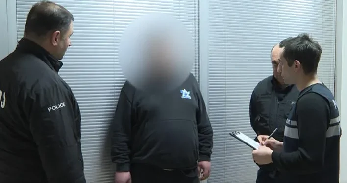 თბილისში, პირმა საცხოვრებელ სახლში უმისამართოდ რამდენჯერმე გაისროლა, რა დროსაც დედამისი დაიჭრა