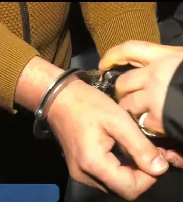 სუპერმარკეტის კონსულტანტის დაჭრისთვის წარსულში ნასამართლევი, პირობითი მსჯავრის ქვეშ მყოფი არასრულწლოვანი დააკავეს