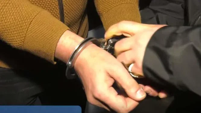 სუპერმარკეტის კონსულტანტის დაჭრისთვის წარსულში ნასამართლევი, პირობითი მსჯავრის ქვეშ მყოფი არასრულწლოვანი დააკავეს