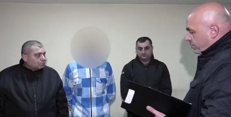 პოლიციამ ცოლის მკვლელობისთვის ბრალდებული დააკავა – ის პოლიციაში თავად გამოცხადდა და დანაშაული აღიარა