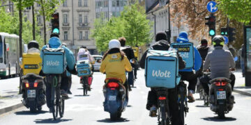 მთავრობამ უცხოელების გიდებად, კურიერებად და მგზავრთა გადაყვანის სფეროში მუშაობა აკრძალა