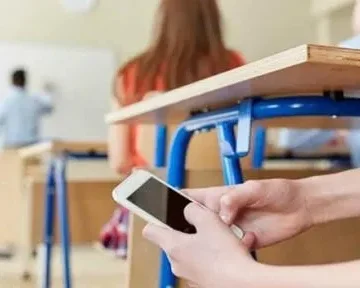 საკომუნიკაციო საშუალებების, მათ შორის, მობილური ტელეფონების, პლანშეტების გამოყენება, საჯარო სკოლების მსგავსად, კერძო სკოლებშიც აიკრძალება