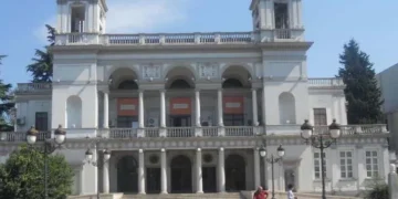 ვასო აბაშიძის სახელობის თეატრი მსახიობებმა – კახა კინწურაშვილმა, ეკა დემეტრაძემ, გივიკო ბარათაშვილმა და ნანკა კალატოზიშვილმა დატოვეს