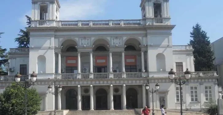 ვასო აბაშიძის სახელობის თეატრი მსახიობებმა – კახა კინწურაშვილმა, ეკა დემეტრაძემ, გივიკო ბარათაშვილმა და ნანკა კალატოზიშვილმა დატოვეს