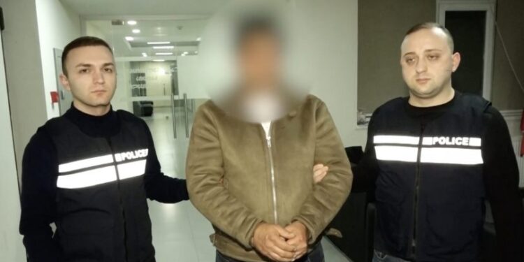 სისტემატური გარყვნილი ქმედება საკუთარი შვილების მიმართ – შსს-მ 45 წლის მამაკაცი დააკავა