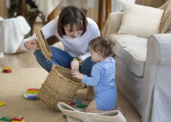 როგორ უნდა მიხვდეთ, რომ ძიძა “გასაშვებია” – ნიშნები, რომლებზეც მშობლებმა თვალი არ უნდა დახუჭონ