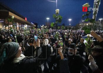 პატრიარქის ნათლულები ილია მეორის ხსოვნის პატივსაცემად მსვლელობას მართავენ