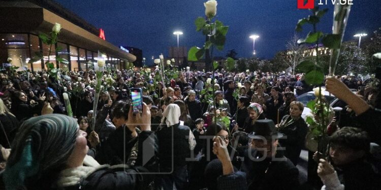 პატრიარქის ნათლულები ილია მეორის ხსოვნის პატივსაცემად მსვლელობას მართავენ