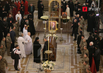 სამების ტაძარში წირვის დროს დატოვებული იქნება კორიდორი, სადაც უწყვეტად შეეძლება მრევლს შესვლა და პატივის მიგება პატრიარქისთვის