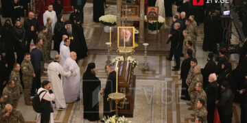 სამების ტაძარში წირვის დროს დატოვებული იქნება კორიდორი, სადაც უწყვეტად შეეძლება მრევლს შესვლა და პატივის მიგება პატრიარქისთვის