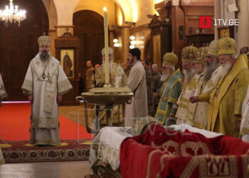 სამების საკათედრო ტაძარში ილია მეორის დაკრძალვის ცერემონია მიმდინარეობს