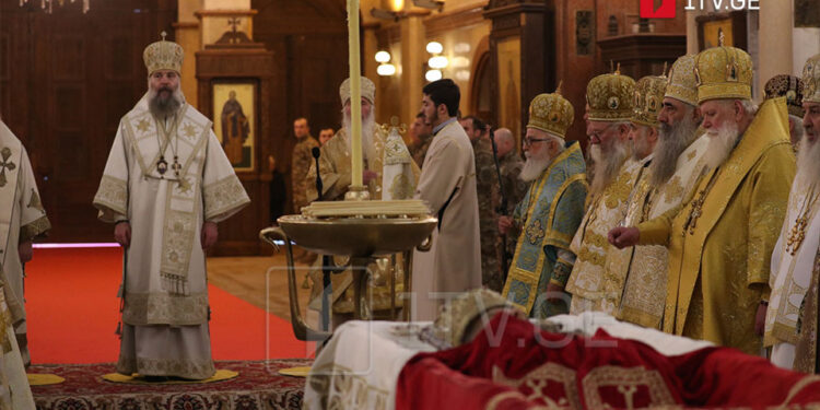სამების საკათედრო ტაძარში ილია მეორის დაკრძალვის ცერემონია მიმდინარეობს