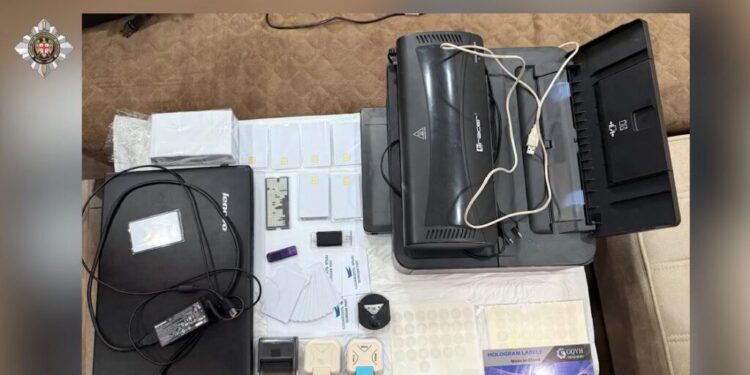 სუს-მა ყალბი ოფიციალური დოკუმენტების დამზადებისა და გასაღების ფაქტებზე ერთი პირი დააკავა