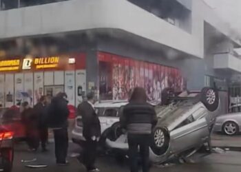 ავტოსაგზაო შემთხვევის შედეგად ბათუმში ავტომობილი ამოტრიალდა