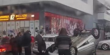 ავტოსაგზაო შემთხვევის შედეგად ბათუმში ავტომობილი ამოტრიალდა