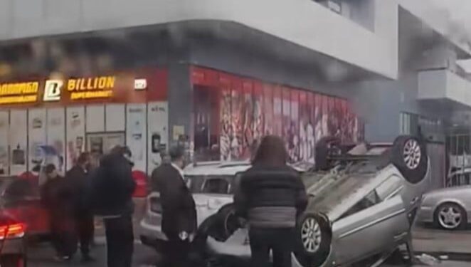 ავტოსაგზაო შემთხვევის შედეგად ბათუმში ავტომობილი ამოტრიალდა