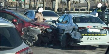 თბილისში ავტომობილი პოლიციის მანქანას შეეჯახა