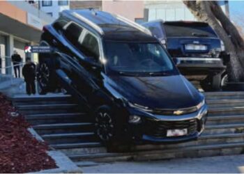 რუსთავში ავტომობილი კიბიდან დაგორდა