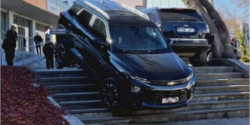 რუსთავში ავტომობილი კიბიდან დაგორდა