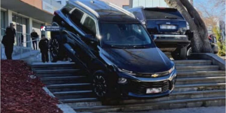 რუსთავში ავტომობილი კიბიდან დაგორდა