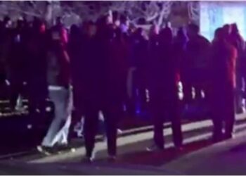 მანქანა საპატრულო პოლიციის დევნის შემდეგ ეზოში შევარდა და ამობრუნდა – ადგილობრივები საპატრულო პოლიციას დაუპირისპირდნენ