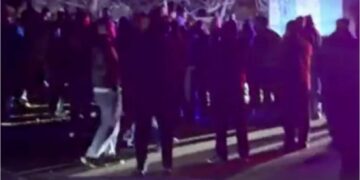 მანქანა საპატრულო პოლიციის დევნის შემდეგ ეზოში შევარდა და ამობრუნდა – ადგილობრივები საპატრულო პოლიციას დაუპირისპირდნენ