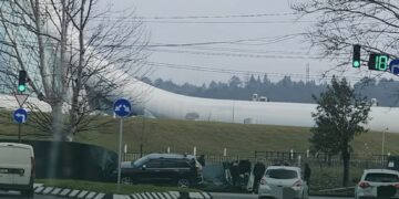 ავტომობილი ბორდიურზე ავარდა – ავარია ქუთაისში