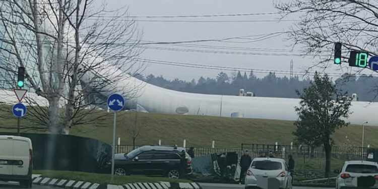 ავტომობილი ბორდიურზე ავარდა – ავარია ქუთაისში