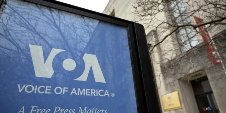 აშშ-ის სასამართლომ “ამერიკის ხმის” სრული დახურვა უკანონოდ ცნო და მთავრობას 1000 თანამშრომლის სამუშაოზე აღდგენა დაავალა