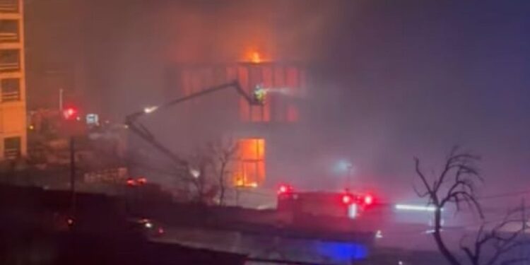 ნახეთ ვიდეო – თბილისში სასაწყობე ფართს ცეცხლი გაუჩნდა