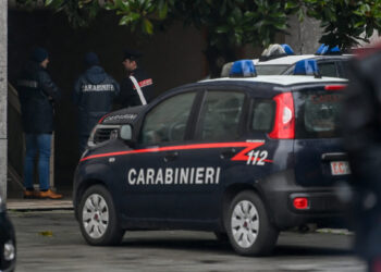 იტალიაში ქართველმა კაცმა, ცოლთან კამათის დროს, რესტორნის მინა ჩაამსხვრია და გამვლელს თითზე უკბინა