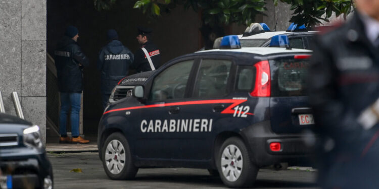 იტალიაში ქართველმა კაცმა, ცოლთან კამათის დროს, რესტორნის მინა ჩაამსხვრია და გამვლელს თითზე უკბინა